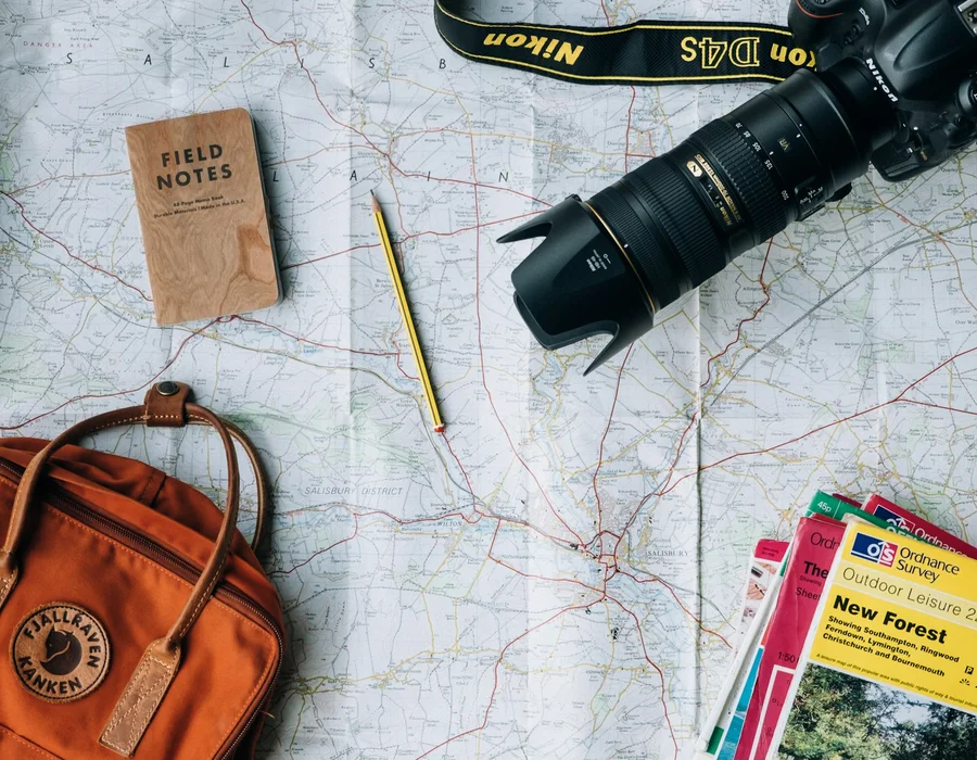 Carte, carnet et appareil photo de voyage